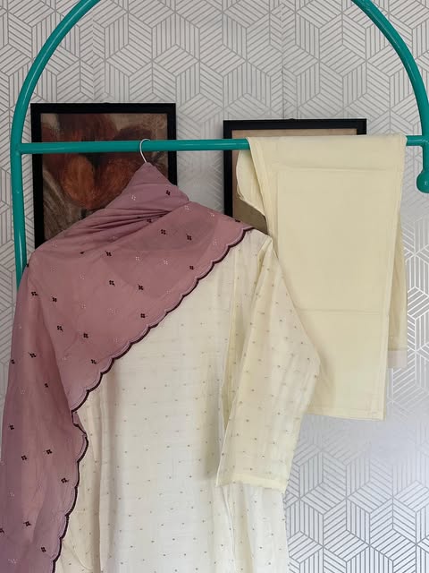 Elegant Off-White Churithar Set with Mauve Dupatta – LuxeThreads