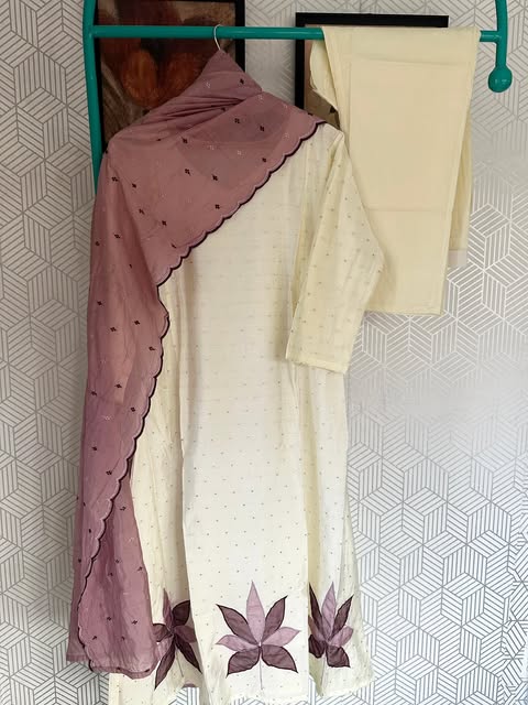 Elegant Off-White Churithar Set with Mauve Dupatta – LuxeThreads